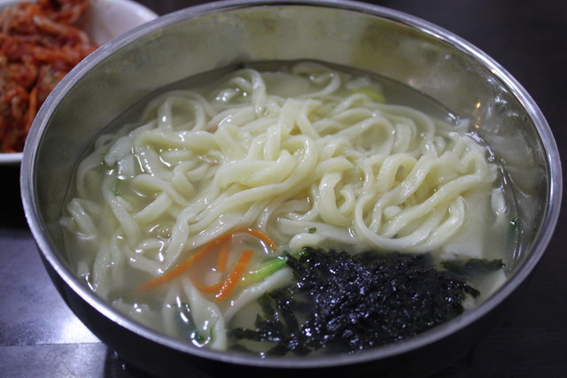 『イナンシジャン・カルククスチッ』のカルククス3500ウォン