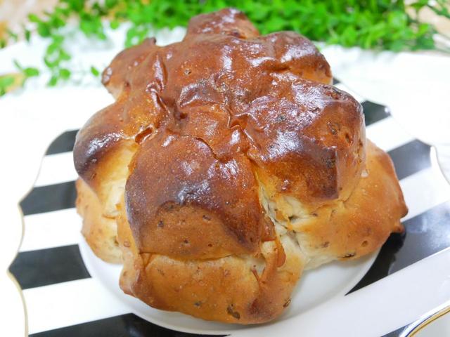 何もつけずに食べるのがちょうどいい／くるみパン　（税込540円）