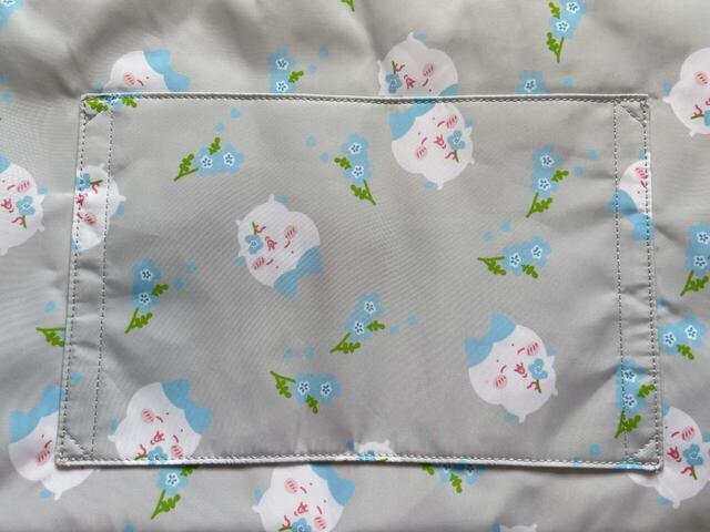 バックにはキャリーケースのハンドル通し付き