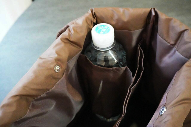 ペットボトルを入れる縦長のポケット