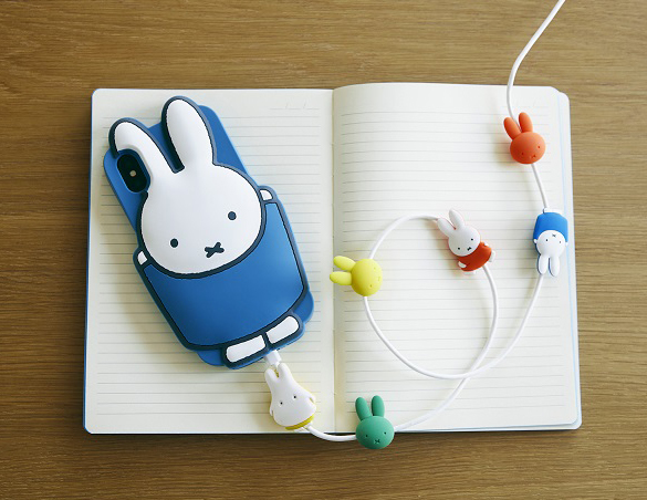 シリコンモバイルケース　2,800円（税別）/ケーブルプロテクター2個セット　各1,300円（税別）