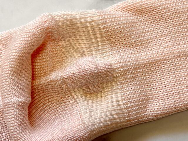 踵にある失眠のツボを発熱素材で刺激し、おやすみスイッチオン！