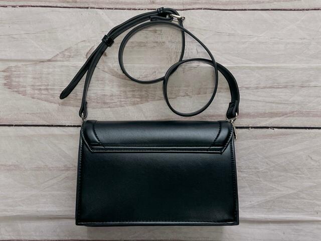 バックは装飾がないシンプルデザイン