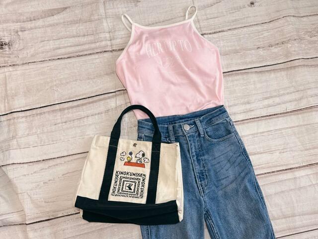 【PEANUTS×紀ノ国屋コラボのランチバッグ】バッグがモノトーンなので、ピンクのようなカラーアイテムにも合わせやすい！