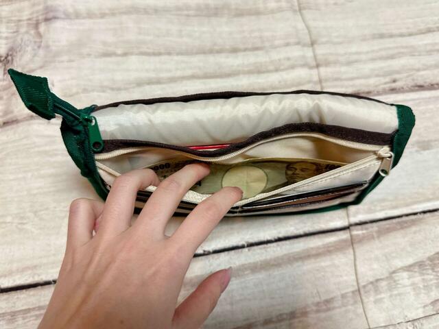 ファスナーポケットには紙幣を折らずに収納可能