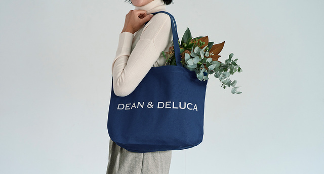 【DEAN & DELUCA「A BAG FOR HAPPINESS 2025」ラピスブルー/Lサイズ】ロゴはシルバーラメで上品にきらめきます
