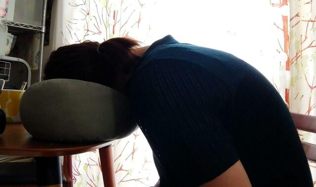 【無印良品 背当てにもなるやわらかマルチミニクッション】デスクやテーブルで仮眠をとりたいときにも最適です♪