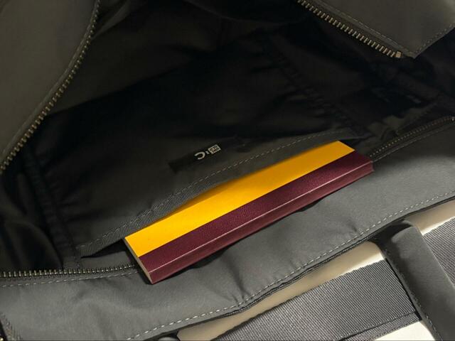 【UNIQLO:C 2WAYユーティリティバッグ】内ポケットは浅めが1つ、深めが2つ。浅めのポケットは文庫本を横にしてぴったり入るサイズ感です