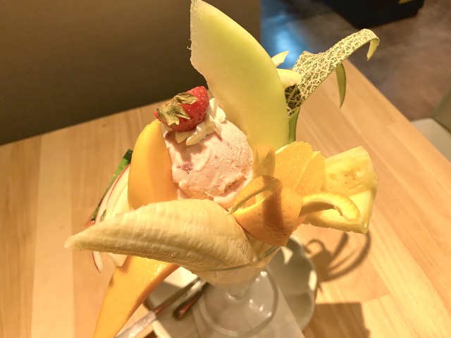 裏から見たパフェ。アイスはいちご！