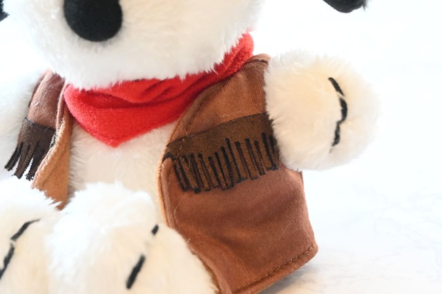 【『SNOOPY 2026 午 カウボーイスヌーピーのぬいぐるみポーチ BOOK』（宝島社）】フリンジ付きのウエスタンベストがかっこいい