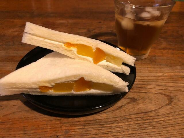 【イオン ベストプライス フルーツ&ホイップサンド】やや控えめな印象だけど235円(税込)なら納得のボリューム感！