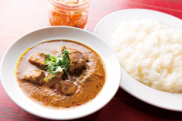 アジャンタ 麹町店（麹町） マトン カレー 1840円 ライス 325円 たっぷりのスパイスを使って仕上げる奥深いカレーが、引き締まった羊肉と絶妙に絡み合う。