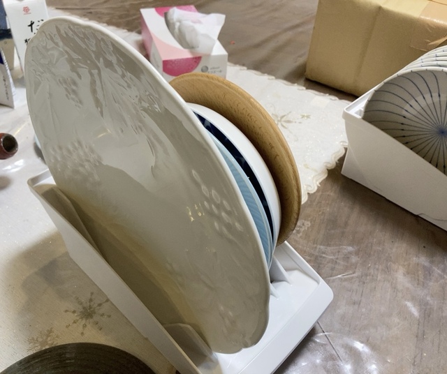 【トトノ 棚置きディッシュスタンド(ワイド)】直径18～26cmの大きめなお皿向け。7枚まで収納可能です