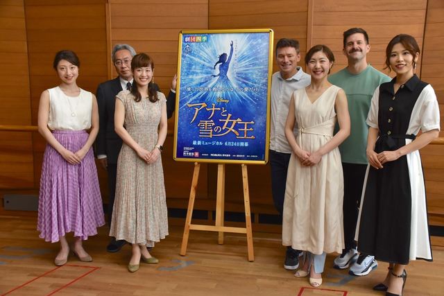 『アナと雪の女王』稽古場取材会より　前列左から　アナ役候補の三平果歩　町島智子、エルサ役候補の岡本瑞恵　三井莉穂／後列左から　振付アソシエートのチャーリー・ウィリアムズ、演出アソシエートのエイドリアン・サープル、劇団四季代表取締役社長の吉田智誉樹