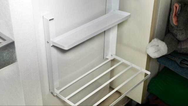 【tower　洗濯機横マグネット折り畳み棚 2段 タワー】小物も置けるトレーがついてさらに便利に