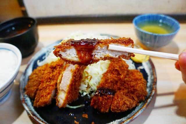 「とんかつ 衣浦」　ロースかつ定食　ご飯と赤だし付き。