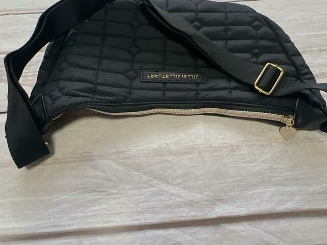 ファスナーもゴールドで統一されています