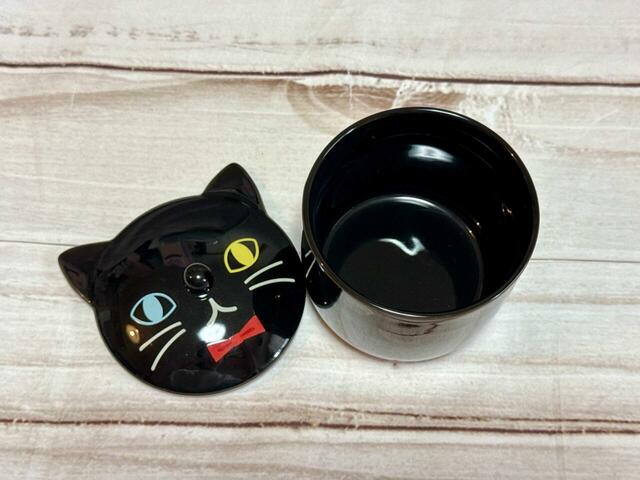 【カルディ くろねこ蓋つきポット】サイズは約直径9×高さ9.5cm(突出部含まず)。キャンディ9個もセットになっています