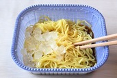 【ニチレイ 冷やし中華】タレを入れ、麺をほぐしていきます
