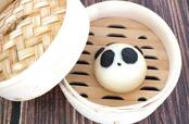 【カルディ　冷凍 パンダ肉まん】耳や目が手作りのため、パンダの顔も微妙に異なります