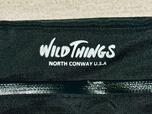 フロント上部には、ホワイトの「WILD THINGS」のロゴプリント入り
