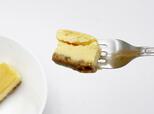 【ベイクドチーズケーキ】フォークですくったところ