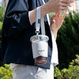 【Sobagni「オンリーワン！」】どんなサイズのカップにもフィットする仕掛けのあるホルダーで、ストラップがついているのでハンドバッグのように腕に引っ掛けて使えます