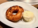 【牛角】炙ったドーナツとバニラアイスを一緒に食べる