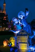 シンデレラ城前プラザのフォトロケーション ゴーストたちも自撮りをする?  ｜東京ディズニーランド「ディズニー・ハロウィーン」2018年