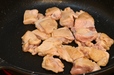 【低温調理レシピ「鶏肉のトマト煮」】強火で鶏肉の表面に焼き色をつけます