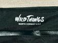 フロント上部には、ホワイトの「WILD THINGS」のロゴプリント入り