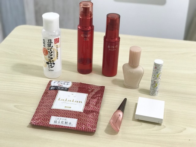 若手俳優のファンで、週末は劇場や映画館に通っているCさん（仮名）の保湿ケアコスメ。（左後方から）　なめらか本舗 化粧水NA 200ml／アスタリフト モイストローション／アスタリフト エマルジョン／ポール ＆ ジョー ボーテ モイスチュアライジング ファンデーション プライマー S／クラブ　エアリータッチ デイエッセンス／LuLuLun ルルルンプレシャスR2／フローフシ THE アイクリーム／CHICCA ラディアントヌード プレストパウダー　（※写真には写っていませんがCHICCAのフローレスグロウ ソリッドファンデーション ケースなし ）