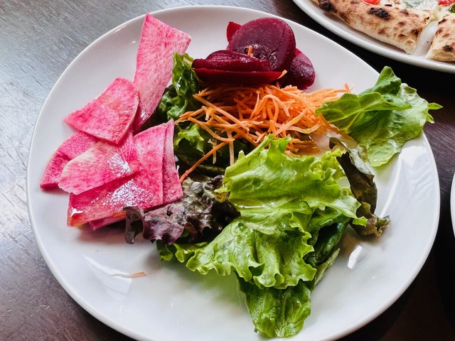 【ザ キッチン サルヴァトーレ クオモ銀座】サラダバーに並ぶ野菜の盛り合わせ。どの野菜もシャキシャキで瑞々しくて絶品でした