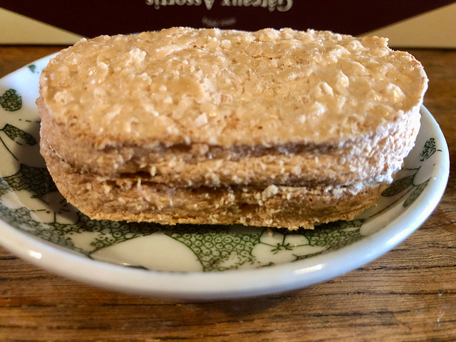 【シャトレーゼ　ガトーアソート15個入　ダックワーズ】外サク中ふわ生地としっとりしたコーヒークリームの食感のコントラストが美味しい