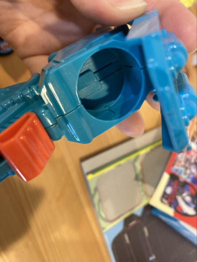 【講談社 テレビマガジン2023年 10・11・12月号 スーパーヒーロー メダルシューター】まず、シューター本体上部の蓋が開いてメダルを入れられます