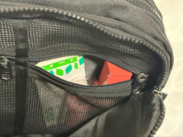 【ワークマン　ベーシックボディバッグ】ポケットにリップと絆創膏をイン。ポーチいらずになるので便利！