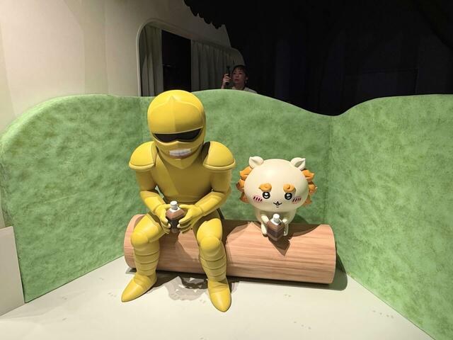 ラッコの車の近くには、ラーメンの鎧さんとシーサーもいます♪何やら真剣な様子…アニメでも放送されていた感動のシーンが再現されています！