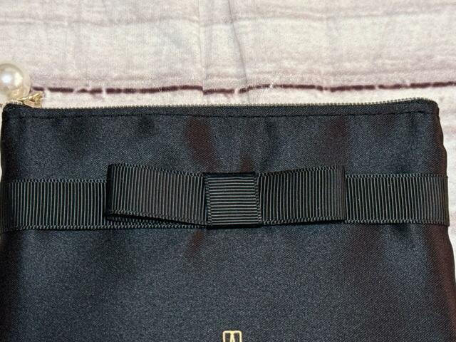 前面上部にグログランリボンつき。乙女心をくすぐります！