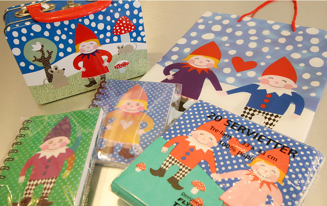 ランチボックス：450円　手提げ袋：50円　ペーパーナプキン：100円　ノート：200円（左上から時計回り）