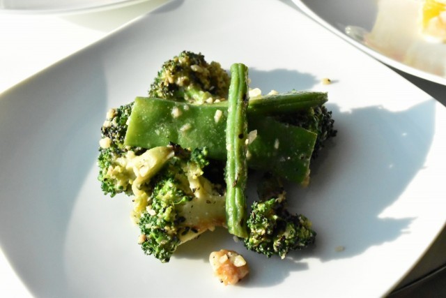 三井ガーデンホテル銀座プレミア／緑野菜とナッツのサラダ 銀座産はちみつとしょうがのドレッシング