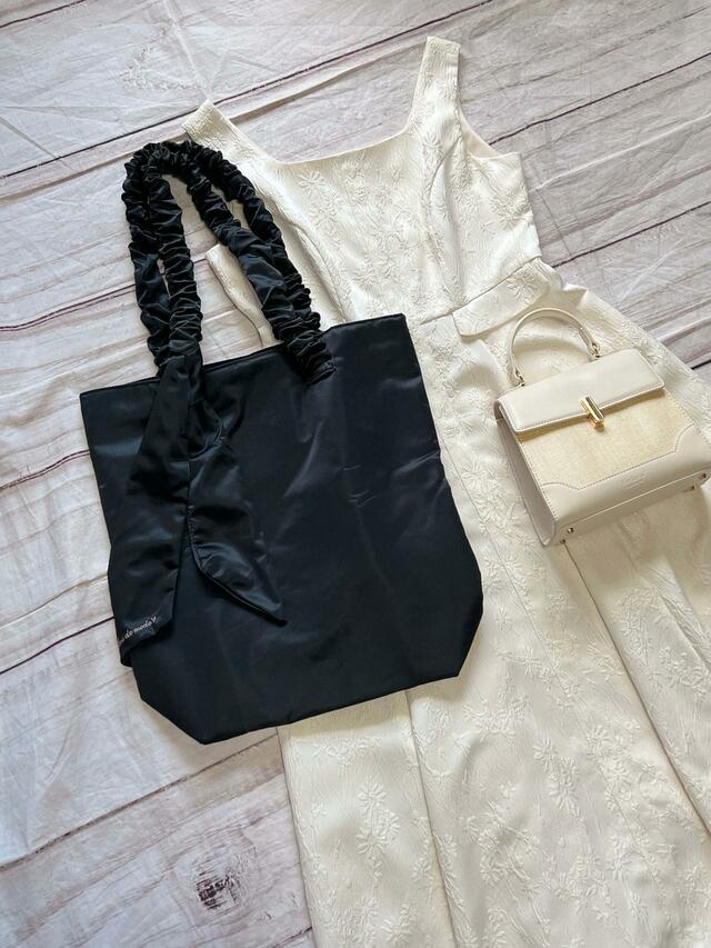 お出かけの時のサブバッグとして♪フェミニンコーデなのでリボンは片結びで抜け感を演出