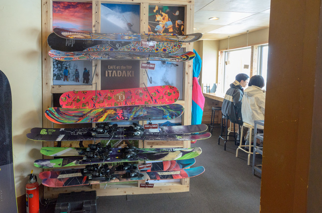 舞子スノーリゾート「ITADAKI」店内の様子