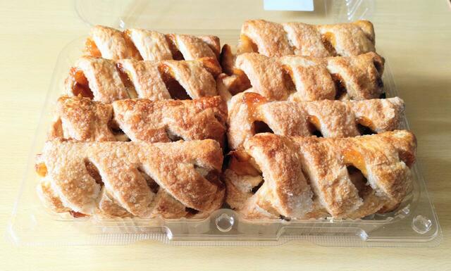 【コストコ アップルシュトルーデル 1000g（8個） 1498円】1個あたり約130g、長さ15cmほどでボリュームあり