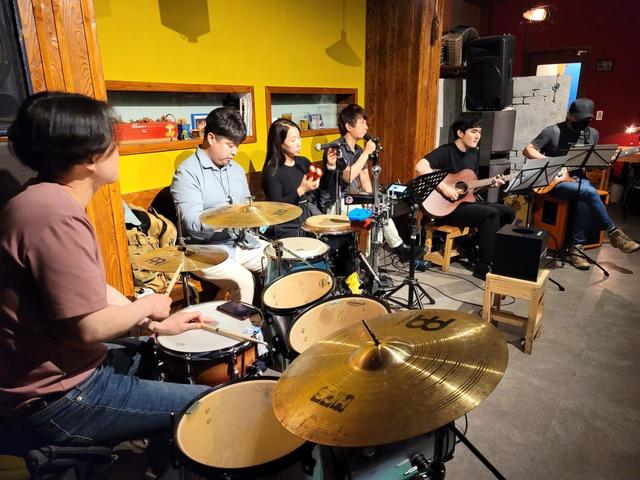 その夜、「夜間飛行」では、アコースティックギターと打楽器のライブが行われた