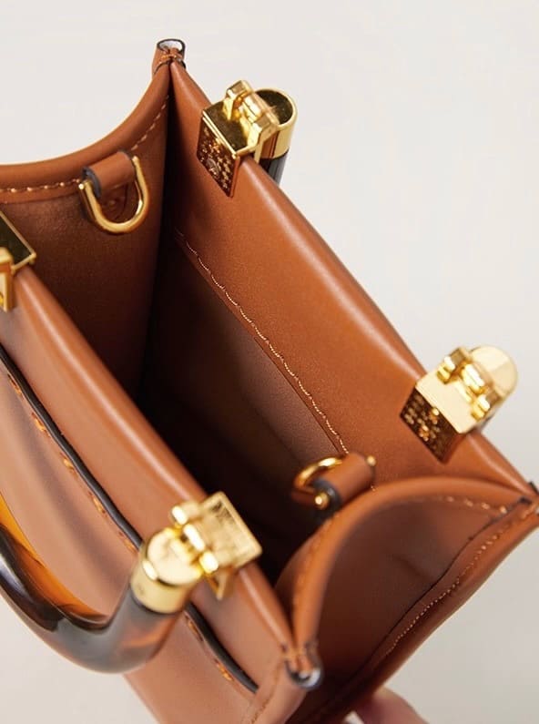 「アクセなバッグ」牛革ハンドバッグ 機能性も◎