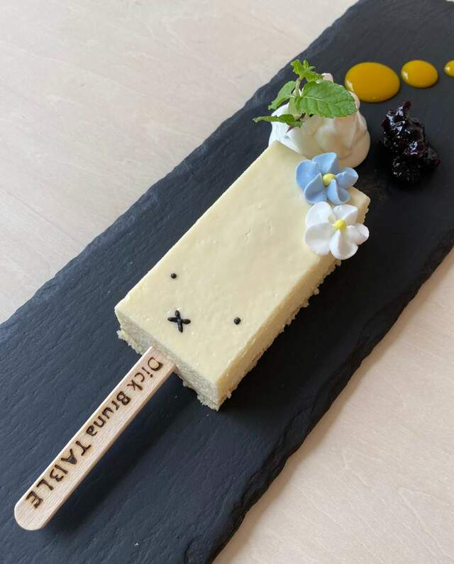 「フラワーバージョンミッフィーチーズケーキバー」＜店内提供のみ￥880＞【「雲が浮かぶ朝焼けゼリー」に「メレンゲフラワー付きチーズケーキ」！ミッフィーの期間限定スイーツが可愛いすぎ】