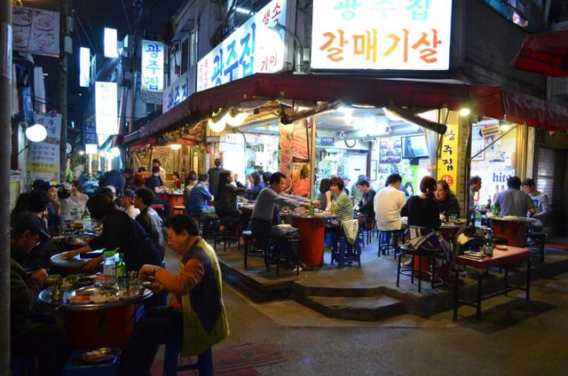 焼肉店「味カルメギサル」の奥にある店も盛況