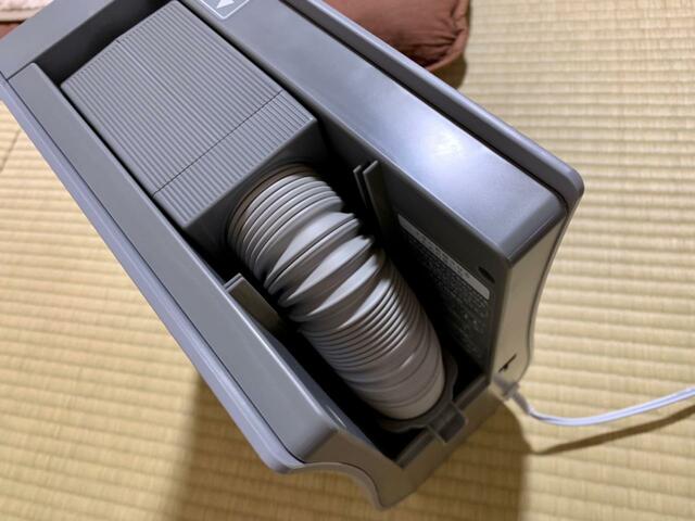 【アイリスオーヤマ ふとん乾燥機 カラリエ デザインタイプ】前面からノズルは見えません