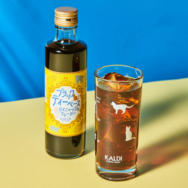 （左）オリジナル ブラックティーベース パイニャップルフレーバー、（右）オリジナル ネコグラス【カルディ「オリジナル ネコバッグ」】