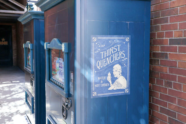 ペットボトル飲料販売機（ブロードウェイ・ミュージックシアター横）